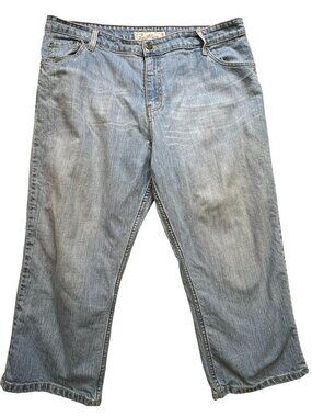 Levi Strauss Women's Mid Rise Capri Jeans Stretch Denim Size 18 Blue Light Wash